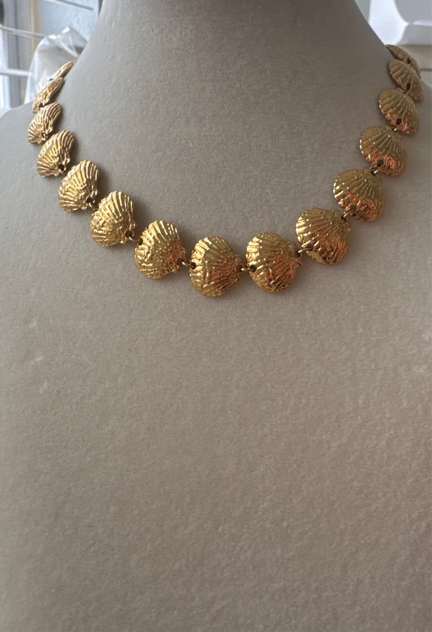 Shell Choker Necklace