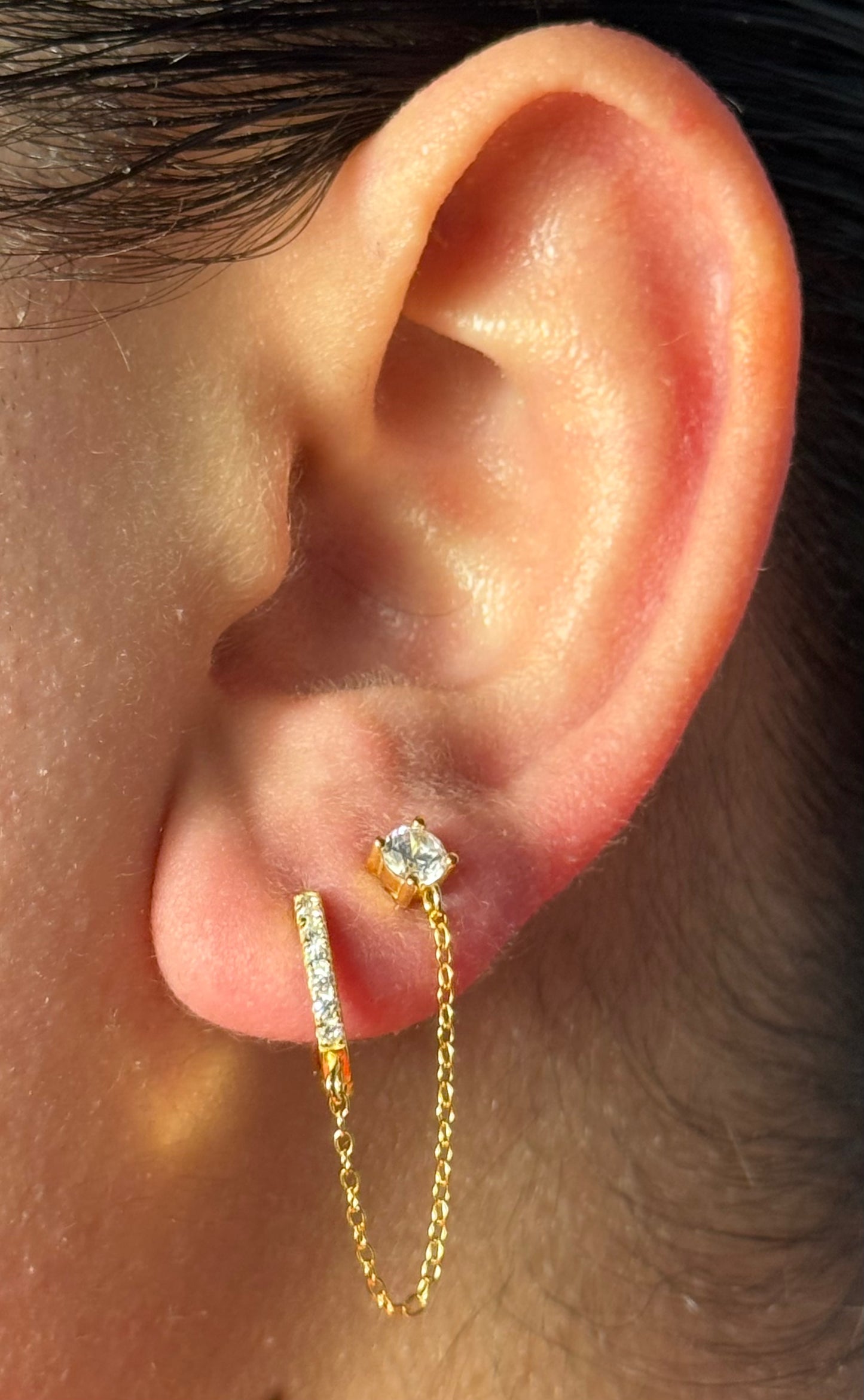 Arete tipo argolla con doble circonita bañado en oro de 14kt