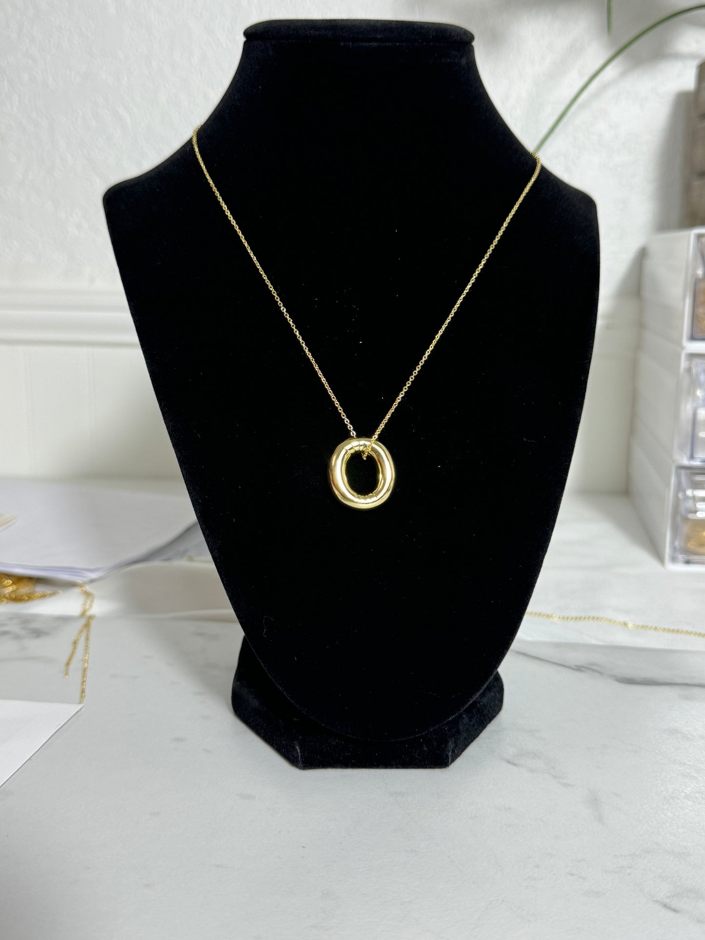 Inicial gruesa ajustable con cadena.