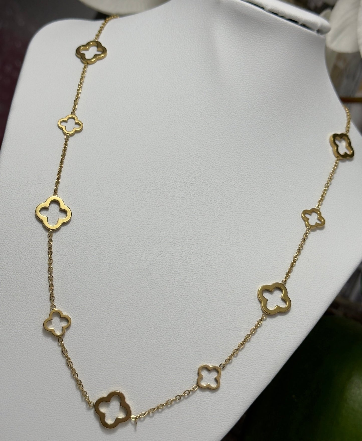 A Fashionable Titanium Steel 18k Gold Nine Hollow Lucky Four-Leaf Clover Necklace - Figi JewelsNecklaces