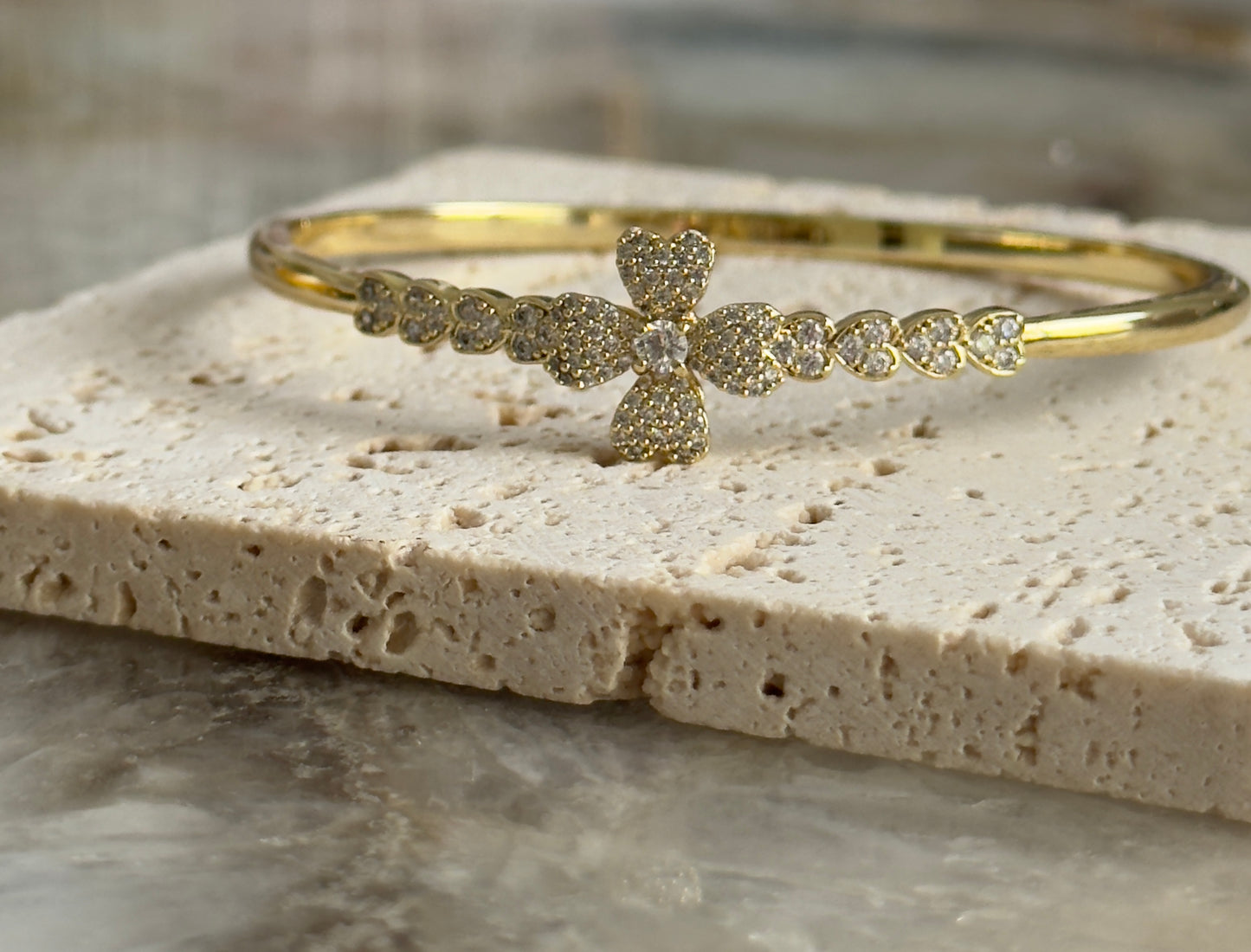 Clover Heart Zicornium Clip Bangle