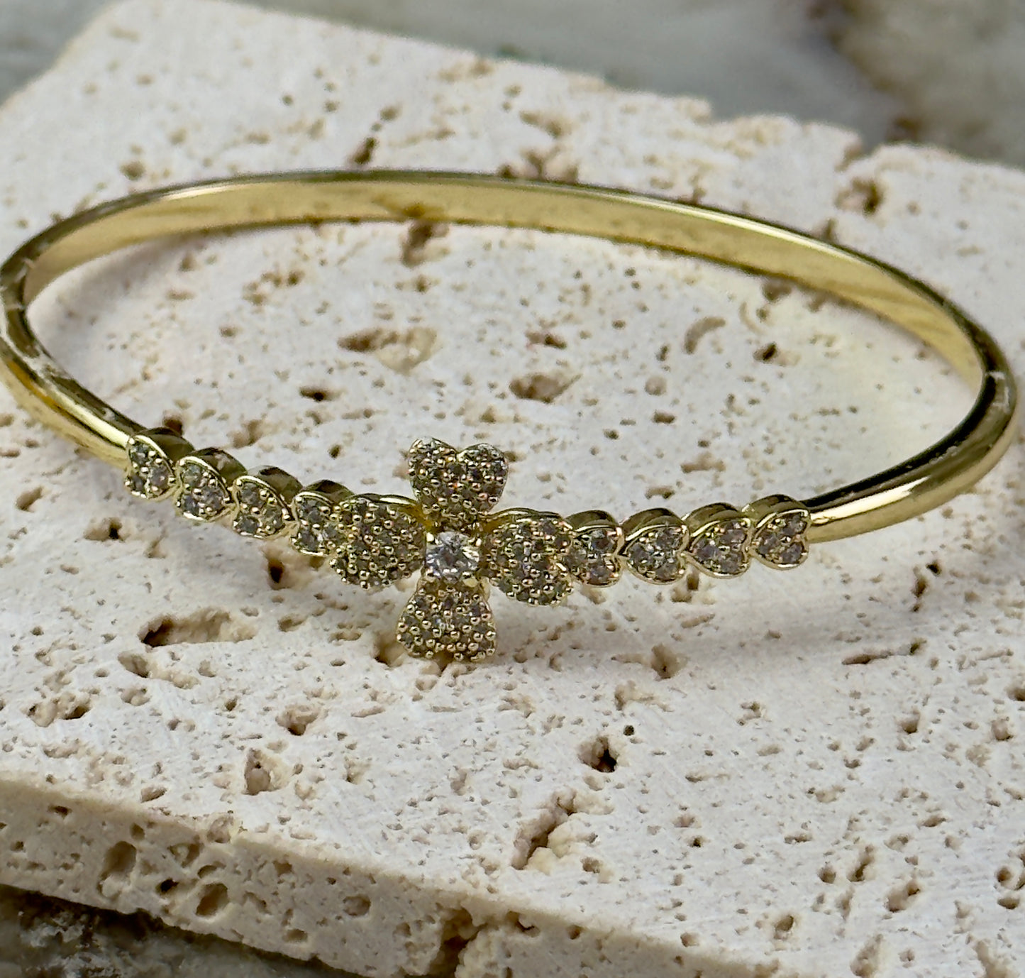 Clover Heart Zicornium Clip Bangle