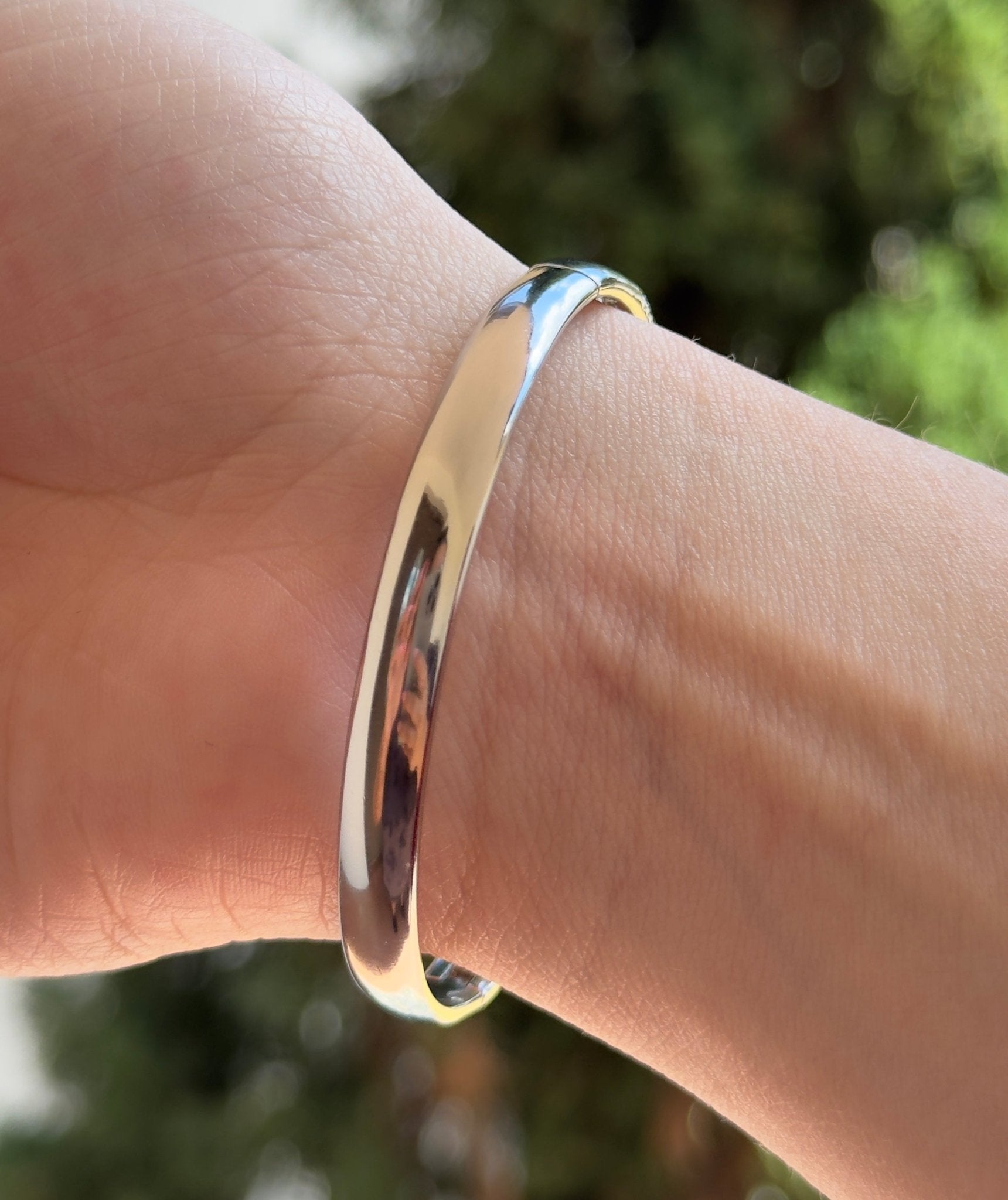 Silver plated circle bangle - Figi JewelsBangles